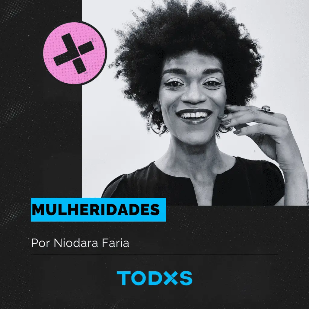 Mulheres pretas e trans, empoderadas, sorrindo, com cabelo afro, representando diversidade e inclusão em movimentos sociais femininos.