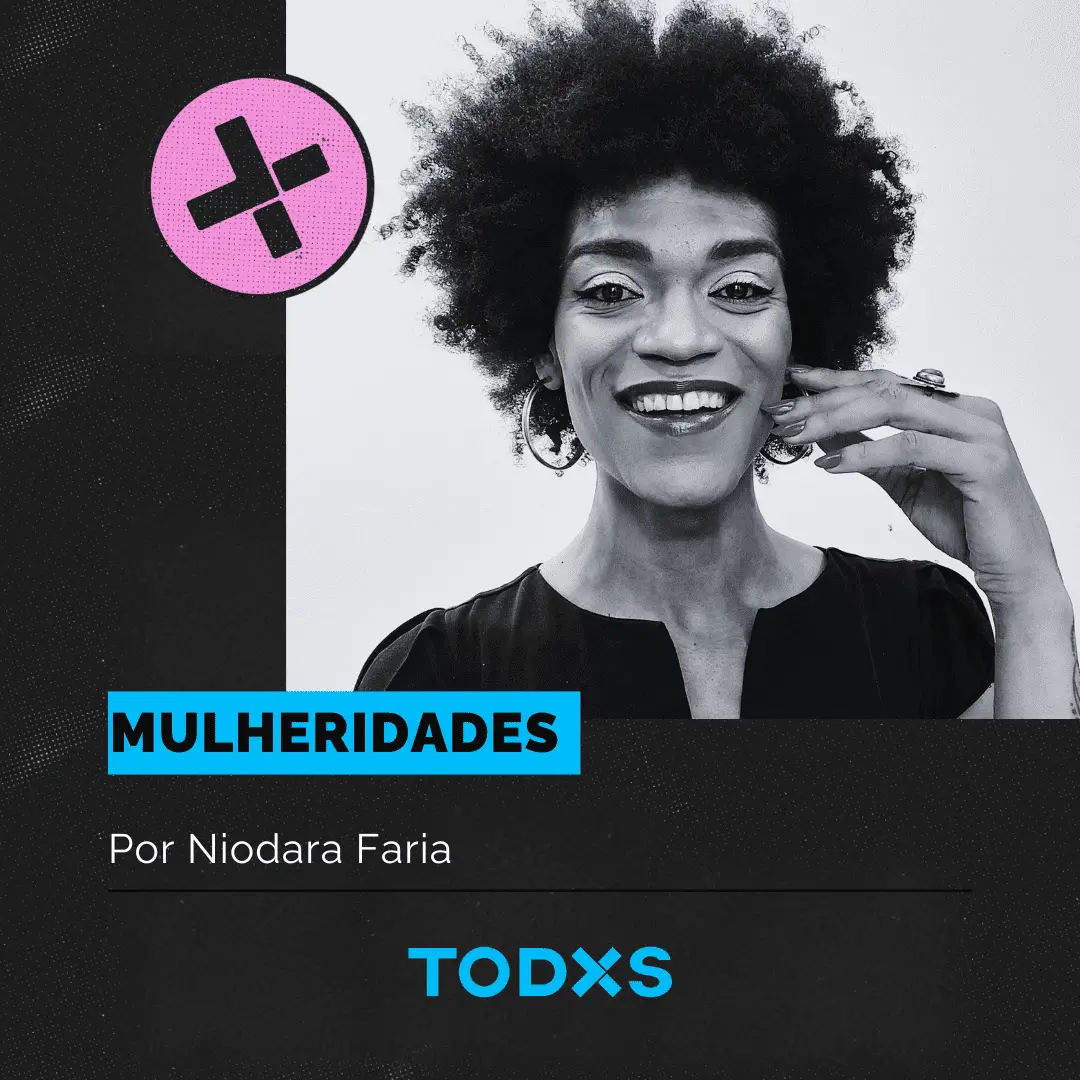Mulheres pretas e trans, empoderadas, sorrindo, com cabelo afro, representando diversidade e inclusão em movimentos sociais femininos.